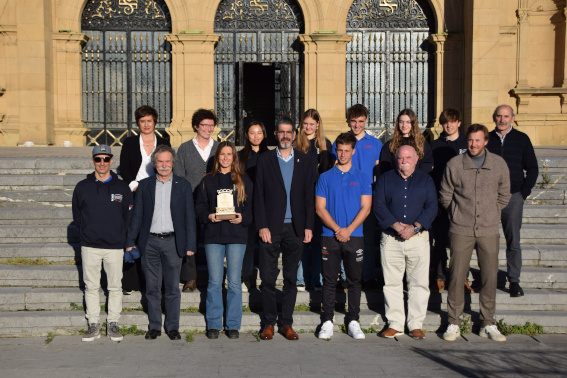 El Ayuntamiento de Donostia hace una recepción al equipo de Kayak Surf del RCNSS